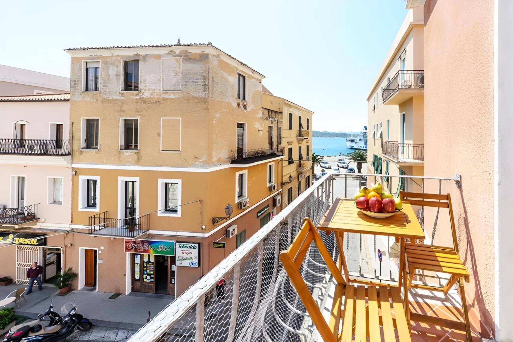 Splendido Appartamento In Pieno Centro Dell'Isola La Maddalena  Exterior photo